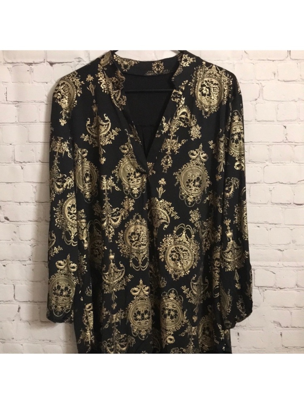 3/$10 Black and Gold Medallion V-Neck Tunic Top Size 2X